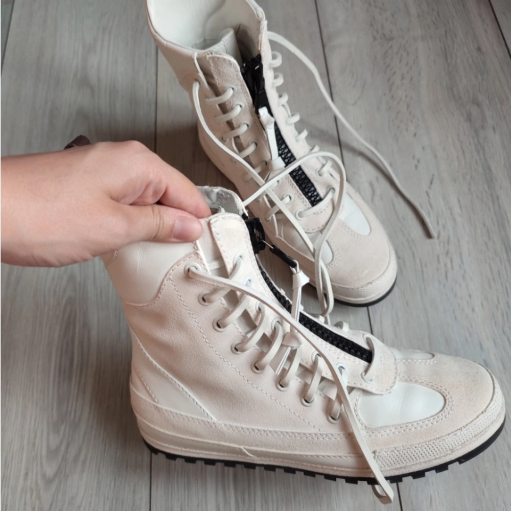 LOUIS VUITTON
Leather trainers
37 EU
Like new condition! Worn once!!
